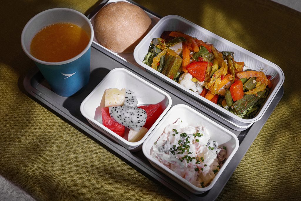 Economy class travelerd on Cathay Pacific can expect delicious plant-based meals!